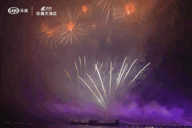 科技更是首次加入56艘无人船及600只无人机共同组合成"澳珠一家亲","