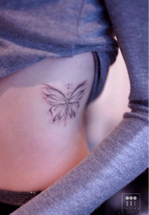 女生侧腰单针蝴蝶纹身欣赏好看的蝴蝶纹身图案2