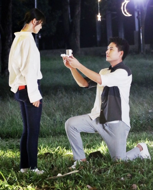 近2个月住在公司,隔离在新竹豪宅的老婆林筱薇和3岁女儿胖胖,王传一昨