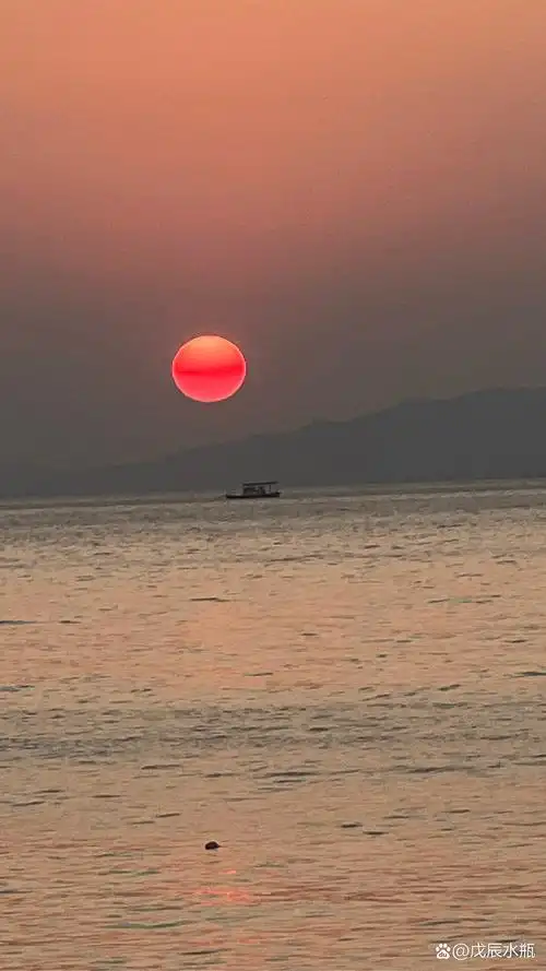 海边的晚霞…# #邂逅一场落日# 夕阳斜照海浪波,沙滩红霞映彩辉.