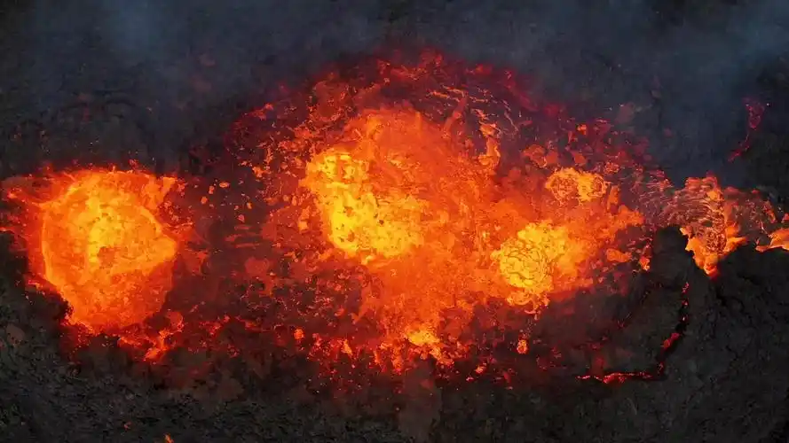 火山爆发,火山口沸腾熔岩飞溅岩浆流淌