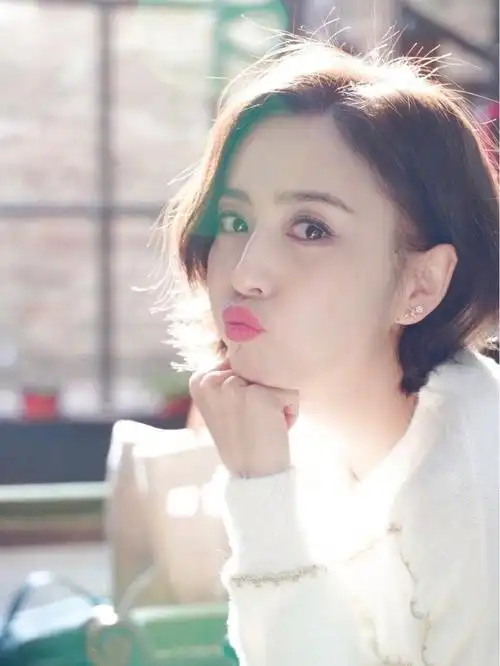 而丫丫在春晚舞台上的三套造型也都是十分好看的!