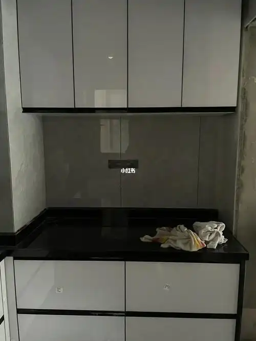 橱柜黑金沙台面,配安全的白色柜门.还是翻车了.磨砂估计会好一些.
