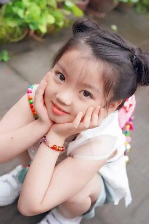 哪吒头,身穿白色刺绣t恤蓝色短裤,一身装扮可爱又时尚,自称"山里小