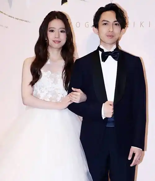 34岁林宥嘉晒全家福营业,一家四口很幸福,妻子近照曝光好漂亮