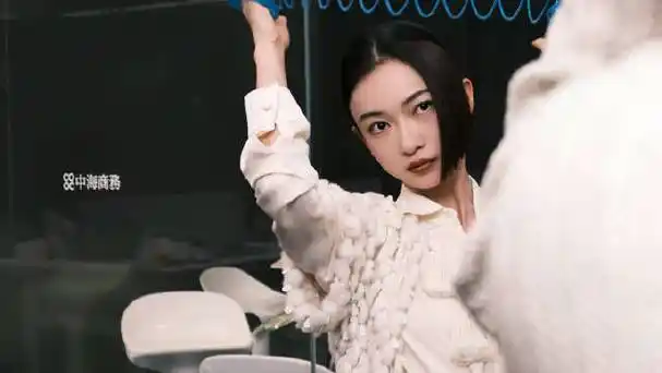 吴谨言时尚芭莎越南版封面