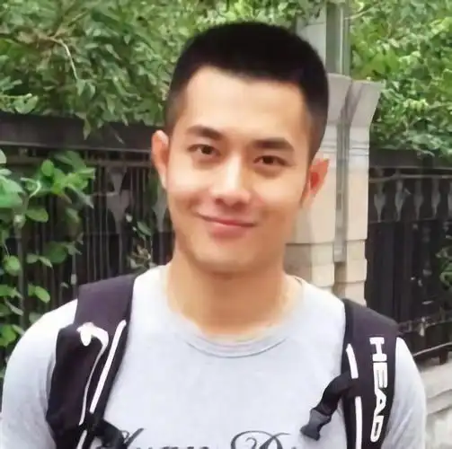 2. 鹅蛋型脸搭配短寸平头发型,简单时尚又温柔