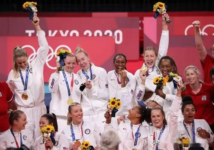 2020东京奥运会女排颁奖仪式:美国队摘得金牌_巴西