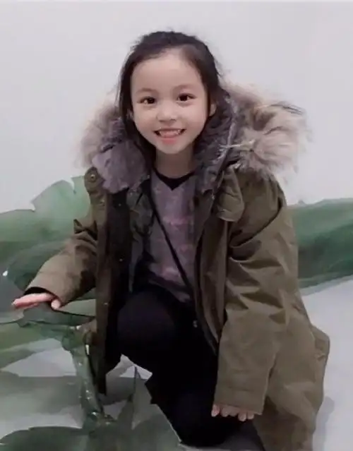 赵薇女儿近照曝光 11岁小四月越长越漂亮