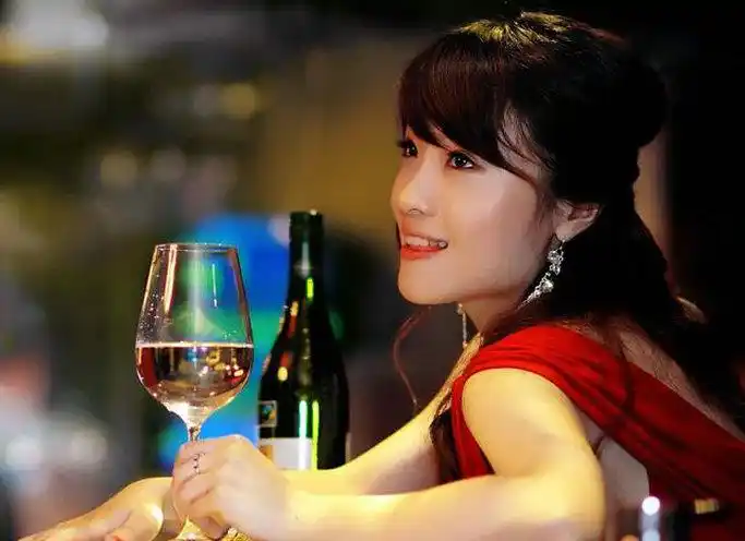 女人喝红酒的唯美句子优雅说说