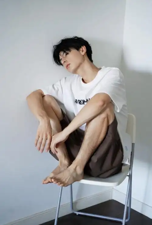 男生拍照这样摆pose能帅10倍