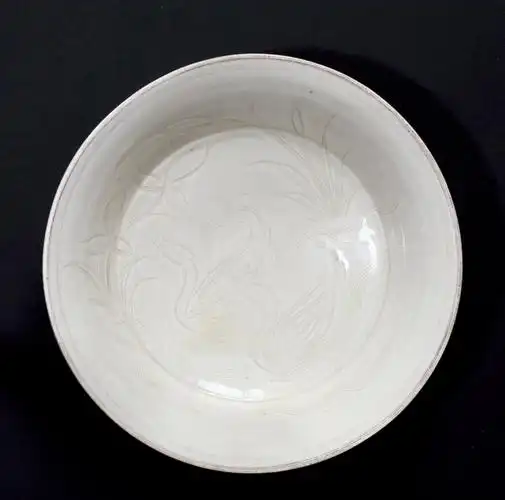 定窑白釉划花池塘双凫纹折腰盘-十面观止—十面灵璧山居甄选中国历代