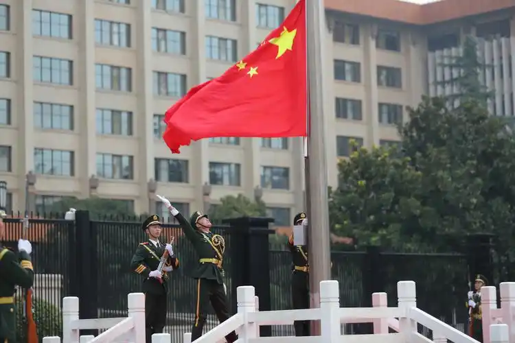 【高清大图】五星红旗迎风飘扬,三秦儿女祝祖国生日快乐!
