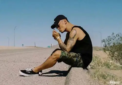余文乐闭关10个月魔鬼健身霸气演绎穿衣显瘦脱衣有肉的身材