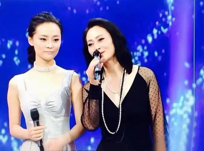 张楚楚与妈妈宋佳出演胡玫执导的《大江东去》,搭档韩雪上演《女人的