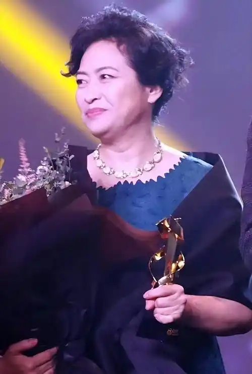 优秀演员许娣:与初恋老公恩爱40年生一子,拍戏挣的钱全给他_曲剧_戏曲