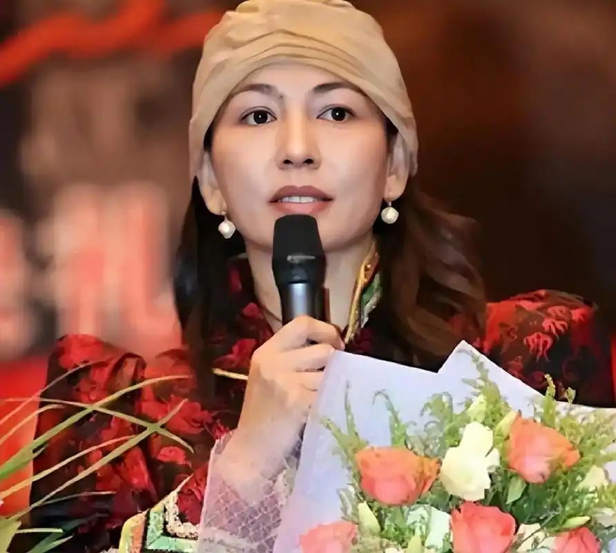 艾丽娅是《平凡之路》中的张如梅,是位实力派演员,虽然生活低调但演技