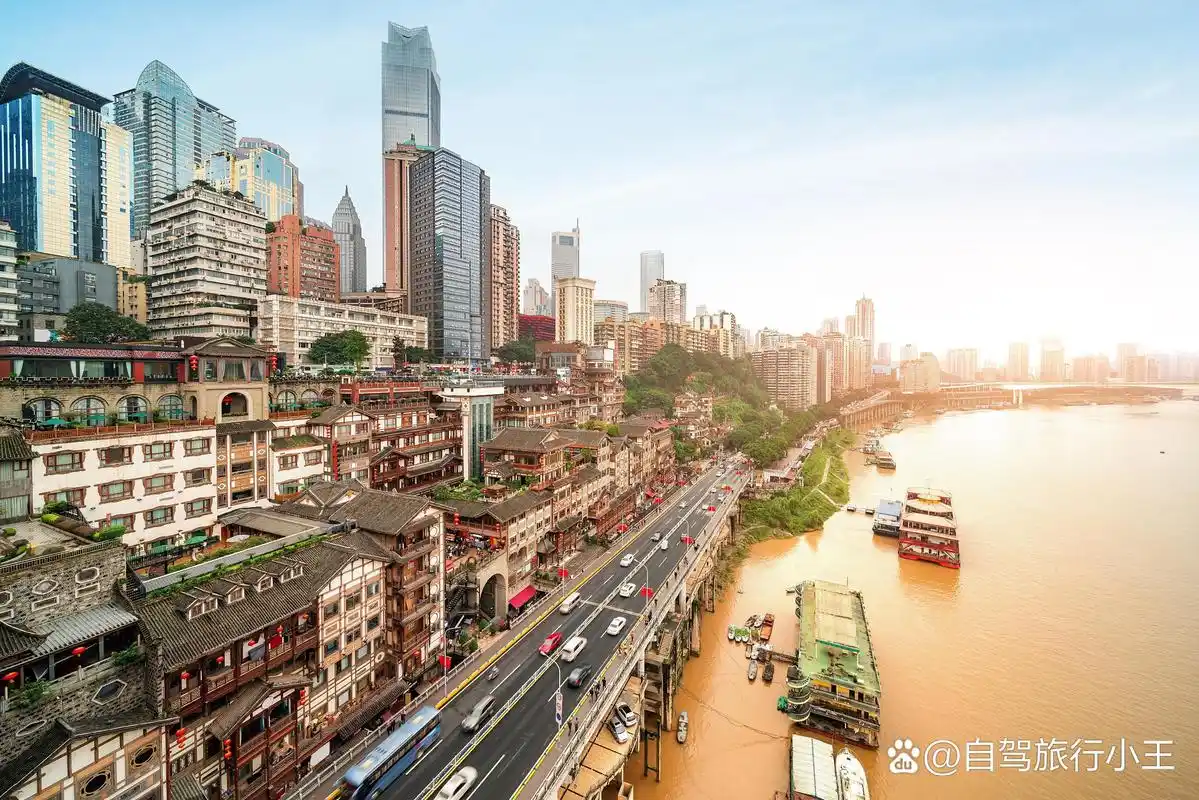 重庆:陪都的历史背景 重庆被称为"陪都",在抗日战争时期,中国的首都