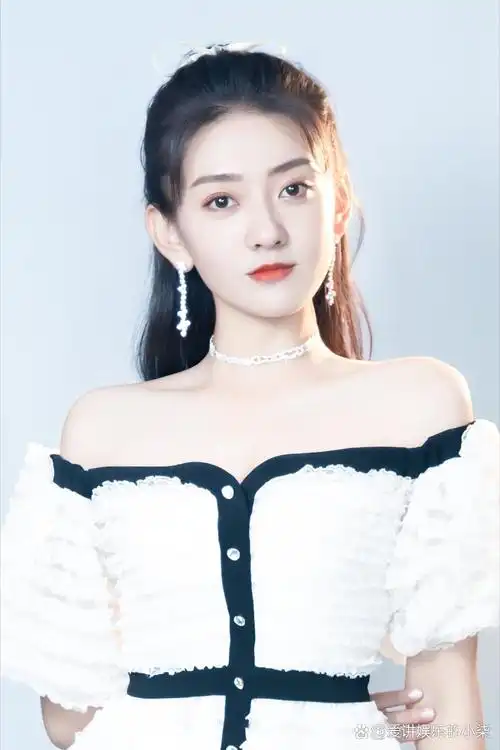 在喧嚣的娱乐圈中,梁洁以其独特的低调姿态,成为了一道独特的风景线.