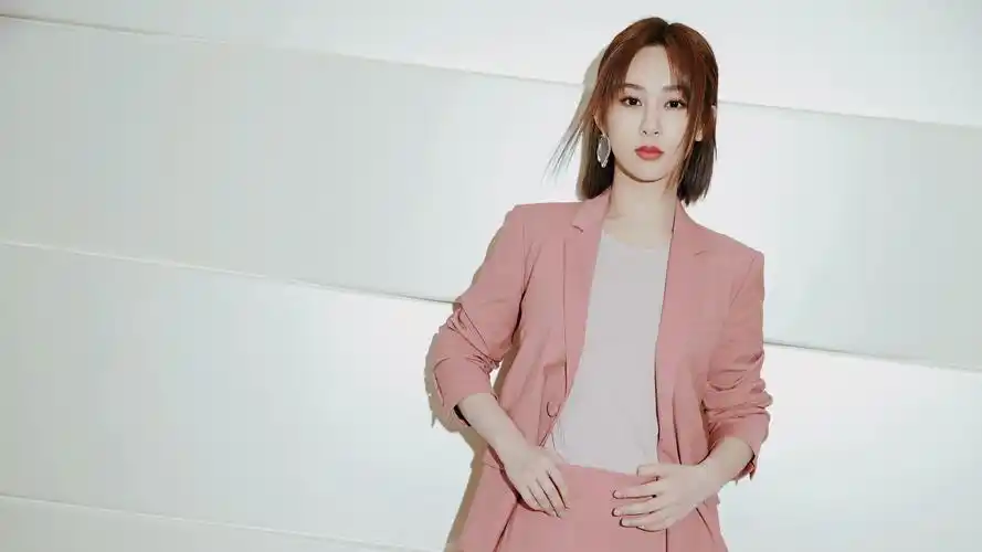 电脑壁纸 明星 大陆明星 杨紫帅气时尚写真