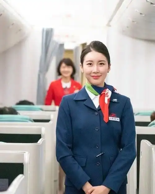 大韩航空美女空姐上演制服诱惑展示成立50年来的11套空乘服