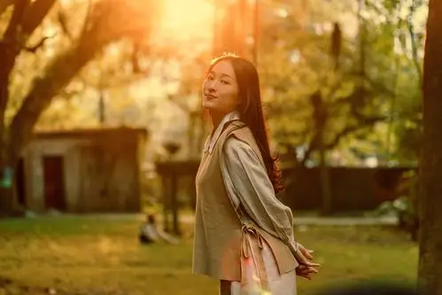 日落逆光人像的拍摄光斑有形非常漂亮