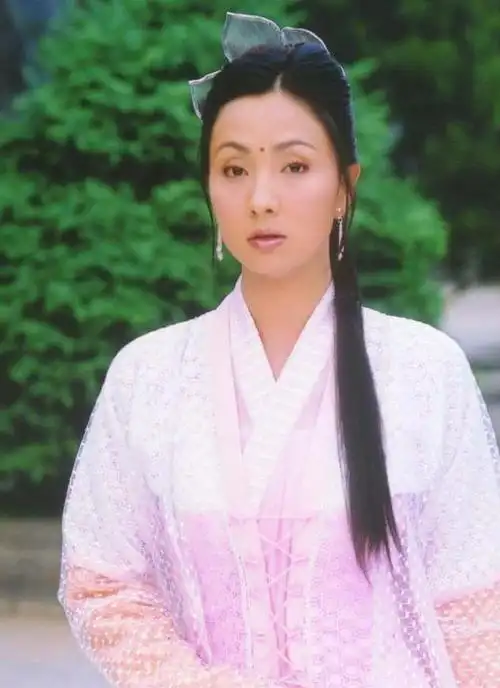 陶虹所饰演的纪晓芙勇敢坚强,她和杨逍陷入爱恋还生下了女儿杨不悔.