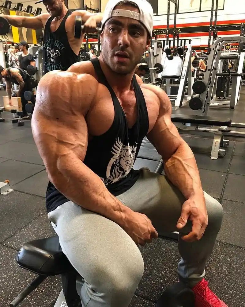 上图男子叫拉斐尔布兰道,今年25岁,是巴西一位职业健美爱好者.