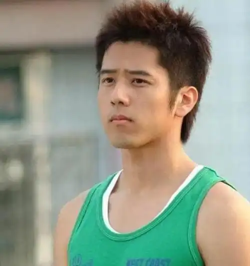 胡宇威还曾邀请陈庭妮担任自己新歌《请不要打扰我们的爱》的mv女主角