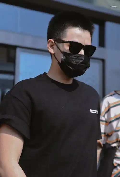 任豪今日份上班饭拍图 黑色t恤 黑色墨镜 寸头黑发