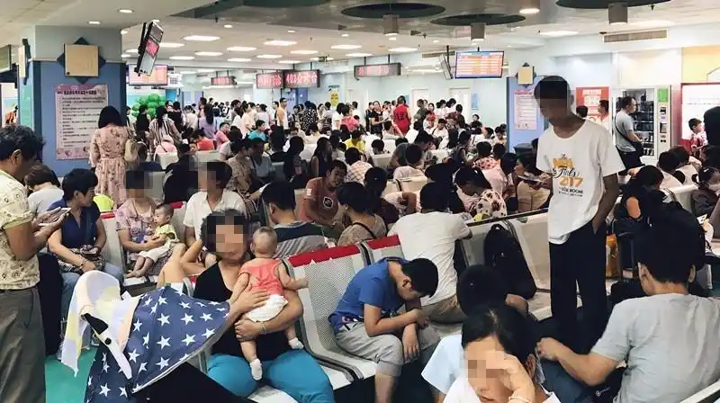 暑期儿童医院迎来就诊高峰, 除了加班没别的办法