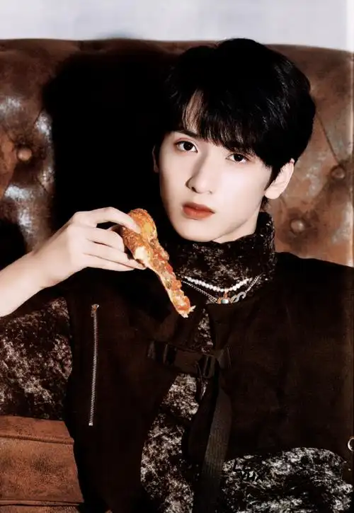 92地下乐队沉醉式贝斯手@时代少年团-严浩翔75礼貌抱|这套也狠狠