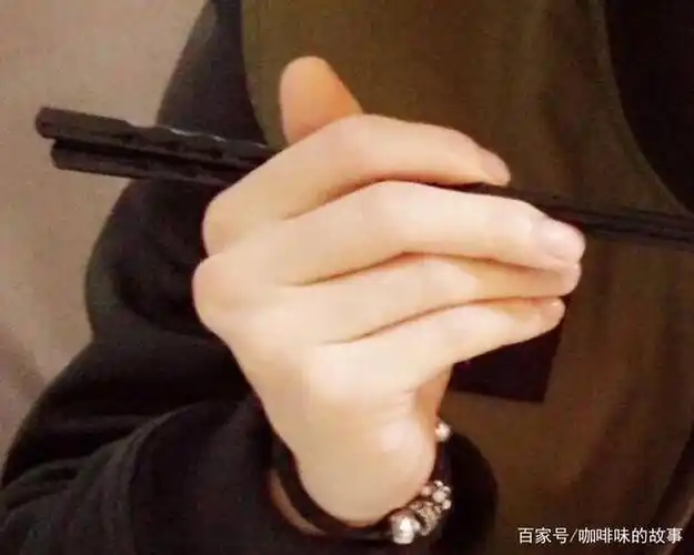 鹿晗长得帅手也漂亮!手指骨节分明纤长,好看