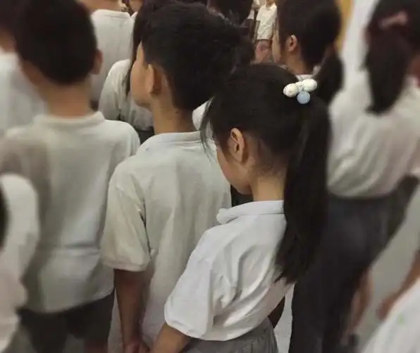 穿着校服的小学生背后偷偷拉手疑早恋网友一代比一代强