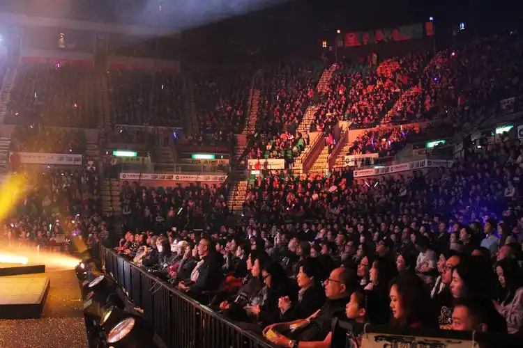 《中国好声音》海选led背板倒塌 砸伤女选手