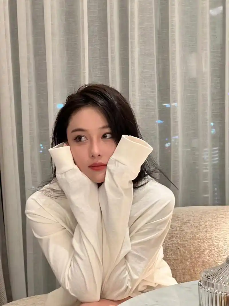 张馨予真的是最幸福的女人了,身材完美,脸蛋漂亮,嫁的也很好,老公何捷