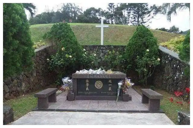 于凤至临终前,特别吩咐亲人在自己的比弗利山下的玫瑰园墓地墓穴边留