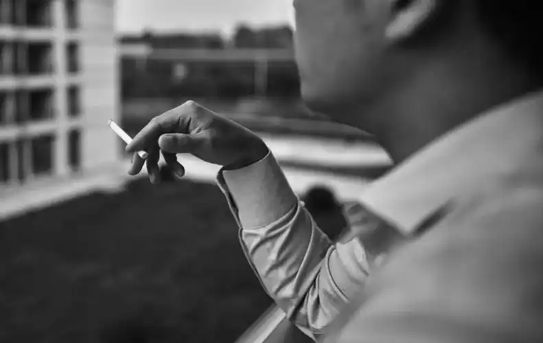 对一些人而言,尼古丁总有摄魂的魔力,零星的欲望在其煽动下也颇有燎原