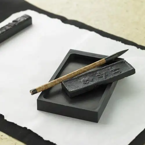 俯视,室内,特写,白天,桌子,静物,阴影,反射,笔,毛笔,砚台,影子,纸