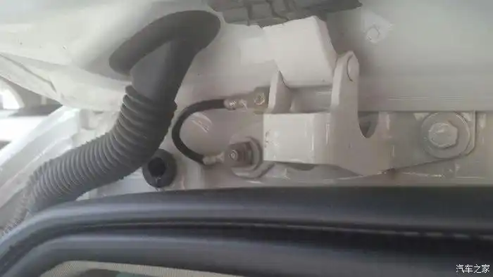 请教宝马x3天窗排水口在什么位置