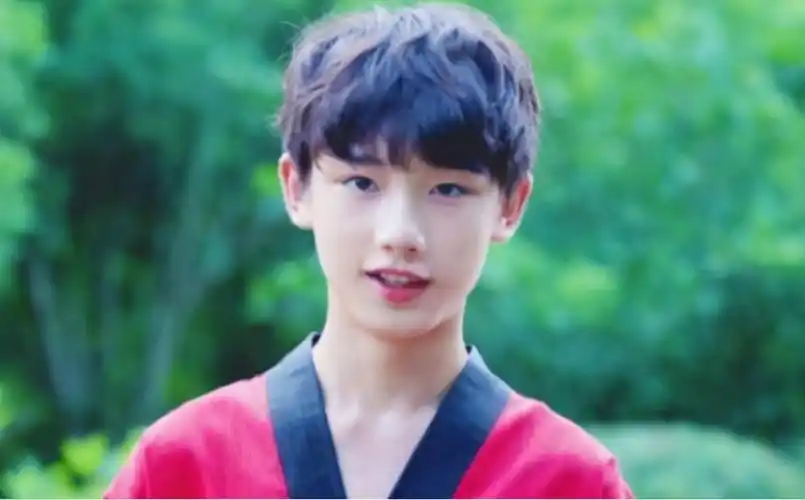 比如在《超少年密码》饰演的机器人,还记得当时就因为他骗取了小编