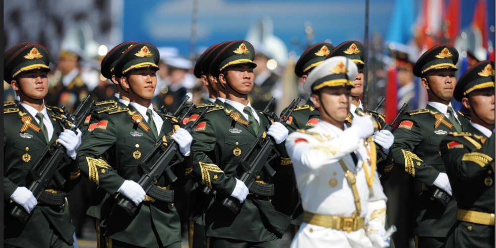 解放军的仪仗队举国无双 这个国家的仪仗兵却出现了这一幕!