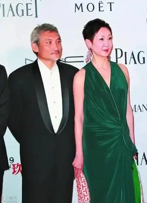 72岁的施南生身姿轻盈穿旗袍配短发飒爽大气完全看不出年龄