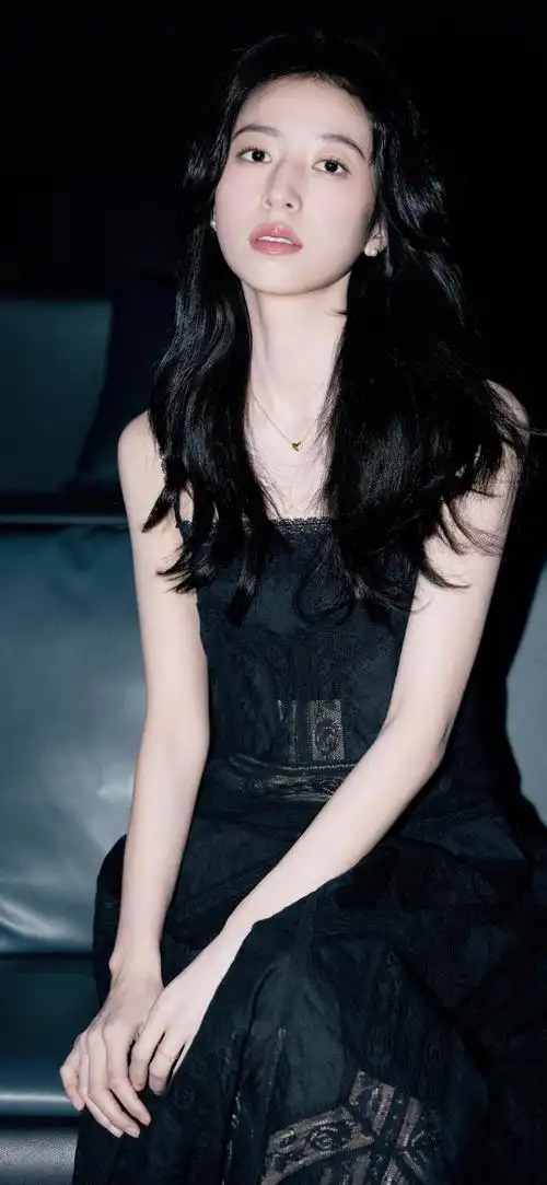 明星壁纸#  黑色绚烂|优雅大方|女艺人壁纸  周也|关晓彤|周雨彤