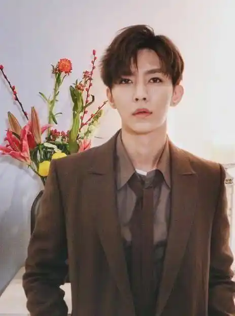 十年前的炎亚纶有多青涩,看了他与鬼鬼的合照,简直就是甜蜜暴击_组合