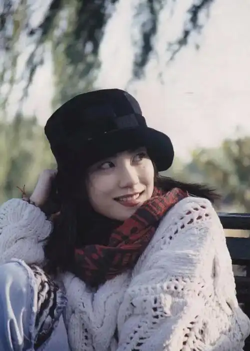 王菲最终在1999年8月和窦唯离了婚,女儿窦靖童跟了自己生活