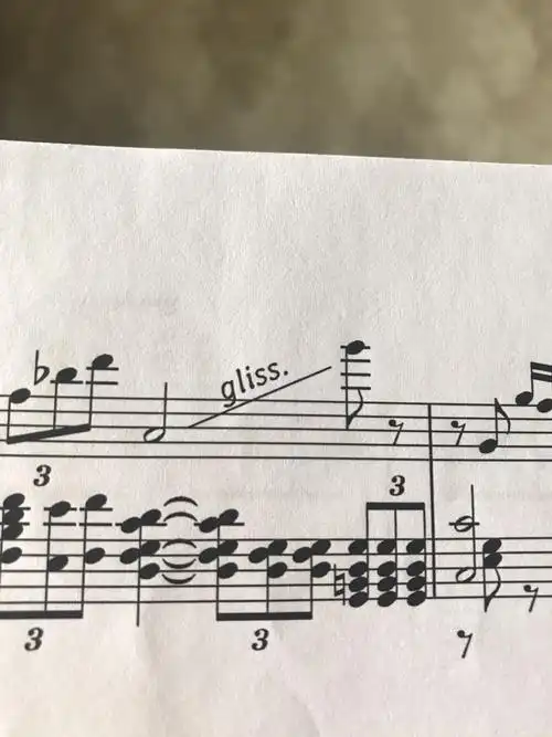 你好,请问一下这里的滑音如何弹奏(如图),谢谢!