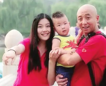 曝周晓鸥与妻子离婚 一家三口昔日温馨照曝光(组图)