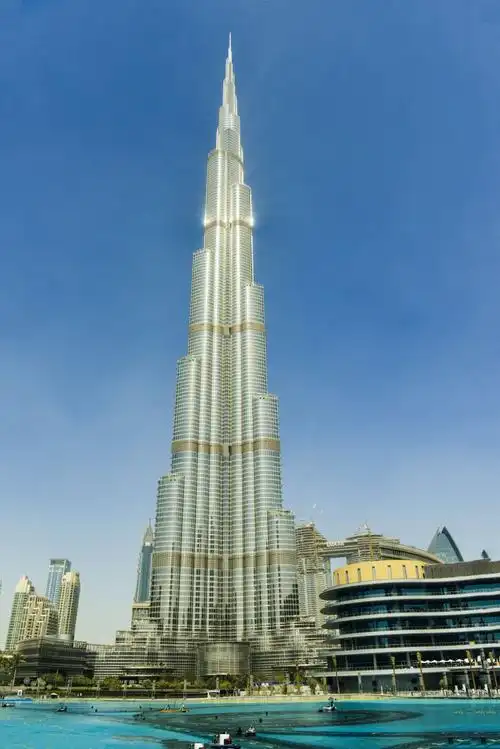 世界最高楼哈里法塔,824米高,162层,可谓世界之最!