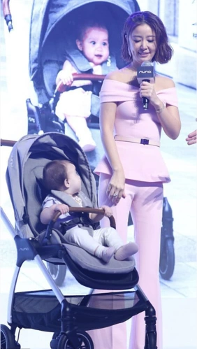 原创林心如粉色束腰装破二胎传言双下巴现婚后幸福肥